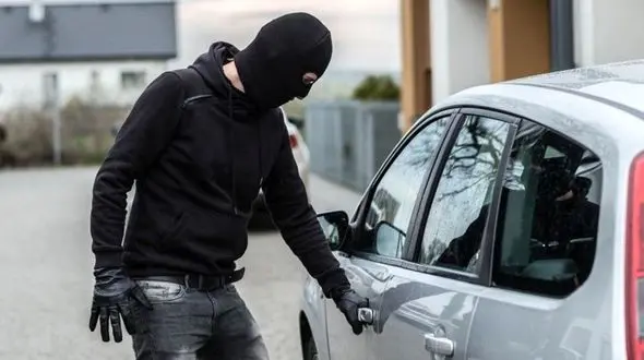 این مردان شرور خودرو اهالی محله کن را لخت می کردند!