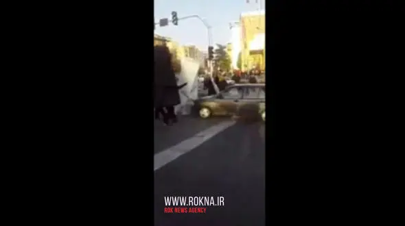 ابتکاری عجیب در خیابان های تهران/عروسک هایی که به رانندگان قانونمند تعظیم می کنند + فیلم