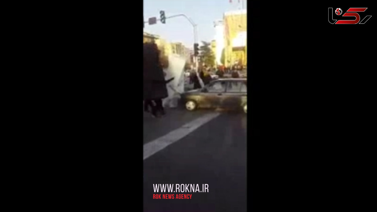 ابتکاری عجیب در خیابان های تهران/عروسک هایی که به رانندگان قانونمند تعظیم می کنند + فیلم