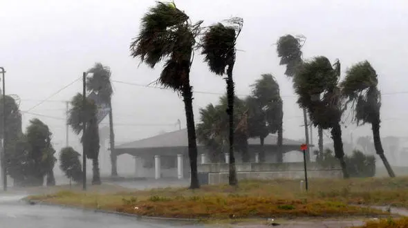 5 کشته در طوفان هاروی / 2 هزار سرباز به تگزاس اعزام شدند