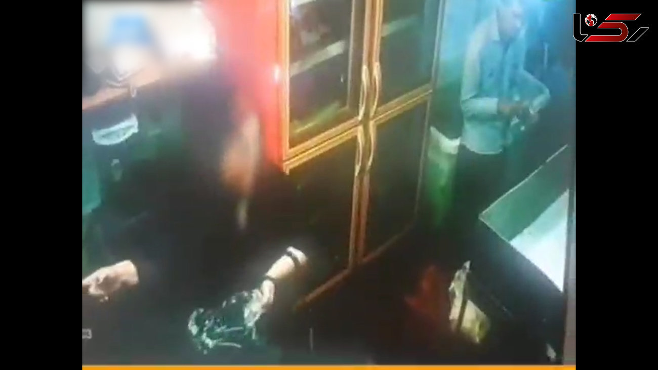 صحنه عجیب از سرقت مرغ توسط یک زن از مغازه‌ ای در تهران!  + فیلم