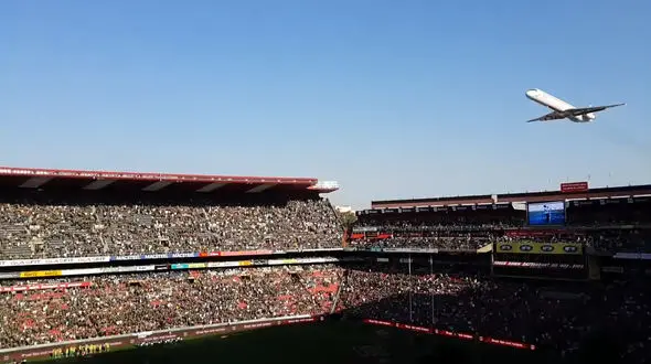 شگفتی تماشاگران یک استادیوم از پرواز ارتفاع پایین هواپیمای غول پیکر +فیلم
