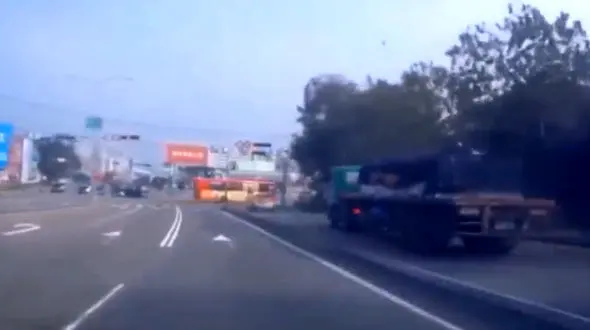 راز جیغ زنانه داخل تریلی در اتوبان چه بود+فیلم 