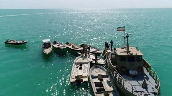 بازداشت 27 نفر و توقیف 9 شناور سوخت در آب های خلیج فارس / ماجرا چه بود؟ 