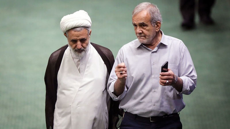مسعود پزشکیان ، نماینده مردم تبریز در مجلس شورای اسلامی ( راست)  و مجتبی ذوالنوری نماینده مردم قم در مجلس 