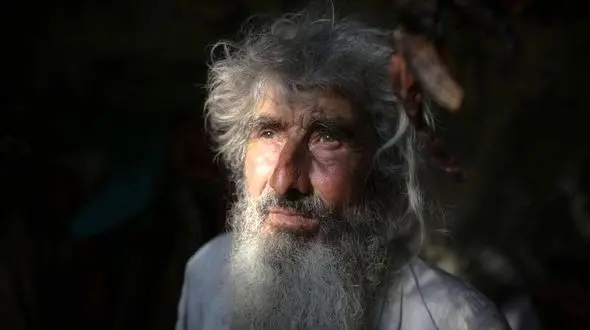 تزریق واکسن کرونا به یک مرد غارنشین در صربستان + فیلم