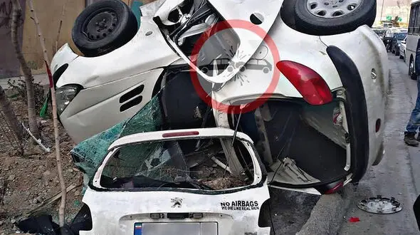 عکس لوله شدن وحشتناک 206 دور تیر چراغ برق در بزرگراه امام علی