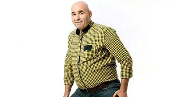 خوابیدن آقای بازیگر در پخش زنده تلویزیونی + فیلم 