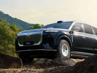 رقابت جذاب وویا تایشان 8 با رولزرویس؛ خودرو لوکس چینی