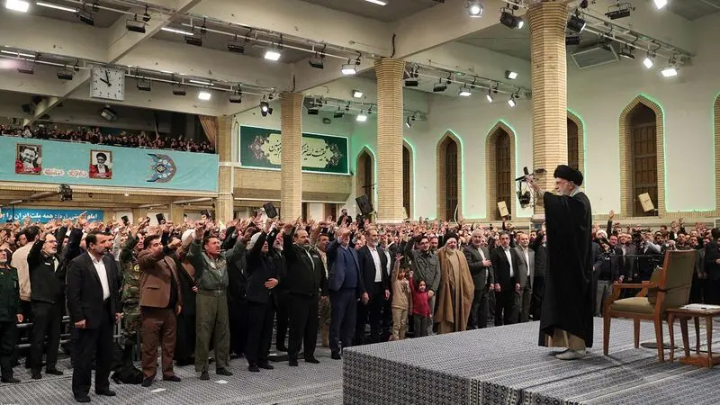  رهبر انقلاب در دیدار هزاران نفر از مردم آذربایجان شرقی