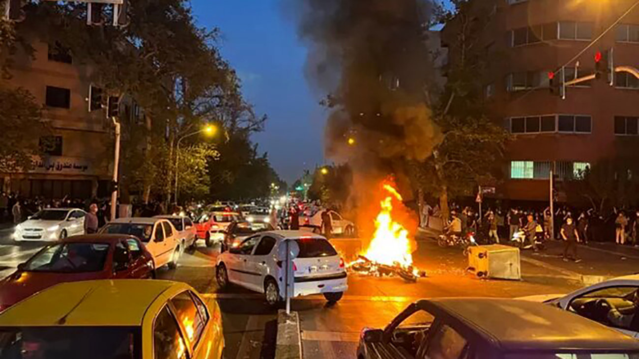 ساعت به ساعت از اعتراض شب گذشته در نقاط مختلف تهران | از شعارهای تند تا شکستن شیشه خودروها 