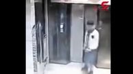 عاقبت وحشتناک حمله پسر جوان به آسانسور+ فیلم هولناک