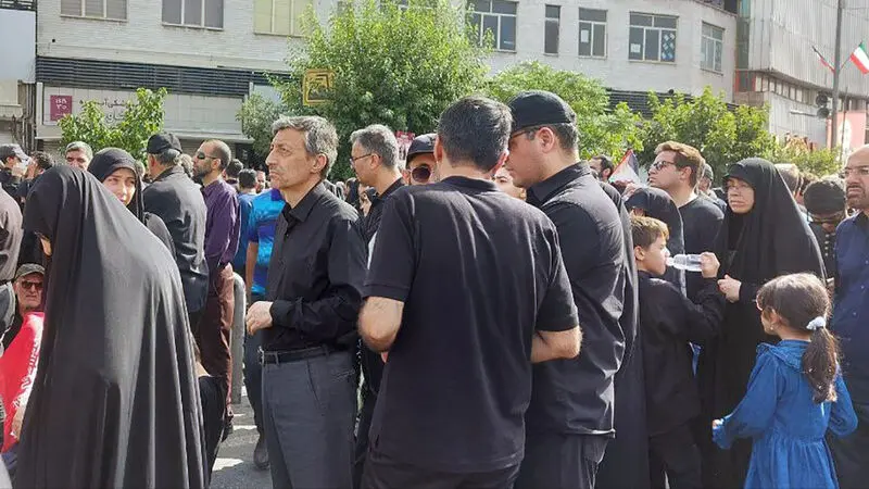 حضور فتاح با خانواده اش در مراسم تشییع شهدای اقتدار