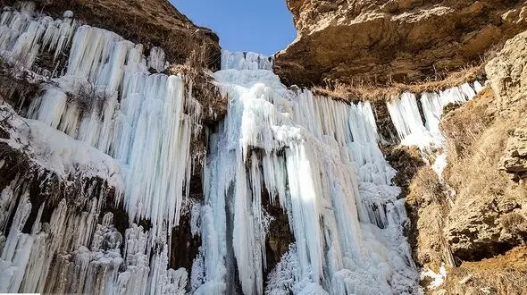 
نمایی یخ زده از آبشار خور خور
