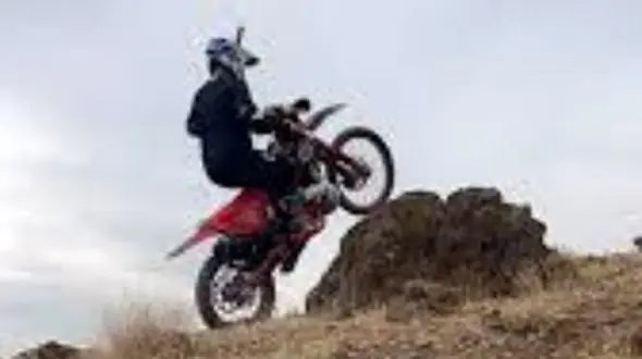 فیلم حرکات ورزشی مرد متورسوار