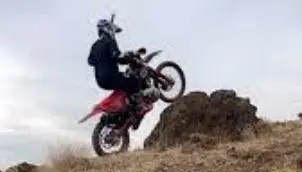 فیلم حرکات ورزشی مرد متورسوار