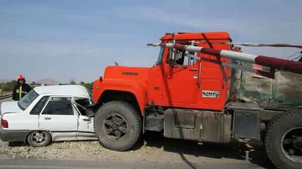 2 کشته و مجروح حاصل برخورد پراید با کامیون