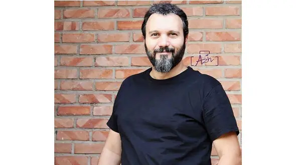  کامبیز دیرباز شجاع خلیل‌زاده را با خاک یکسان کرد /  سندروم بوس‌های بی‌قرار 