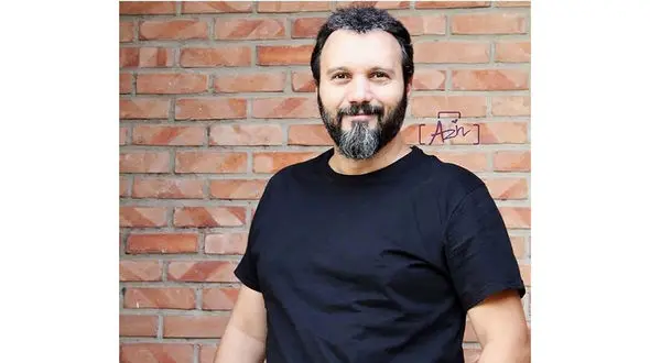  کامبیز دیرباز شجاع خلیل‌زاده را با خاک یکسان کرد /  سندروم بوس‌های بی‌قرار 