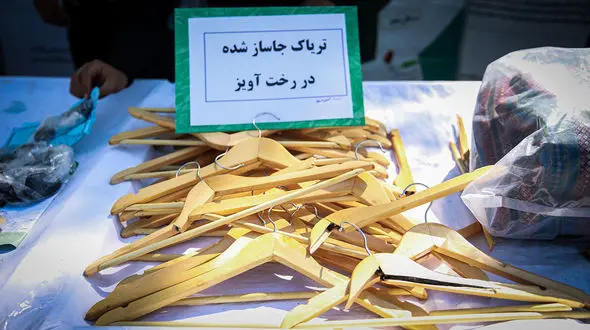 شیوه عجیب و جدید / جاساز کردن تریاک در چوب لباسی +عکس و فیلم