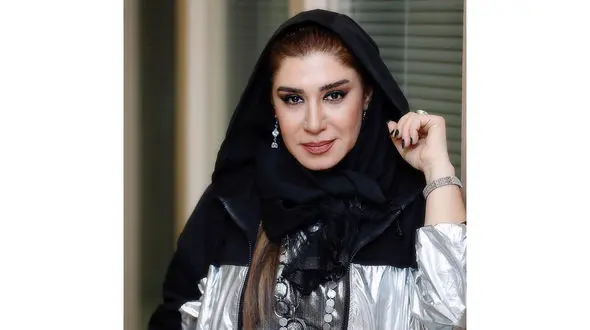  نسیم ادبی  پشت فرمان بدون ترس از پیامک کشف حجاب! + عکس