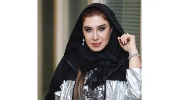  نسیم ادبی  پشت فرمان بدون ترس از پیامک کشف حجاب! + عکس