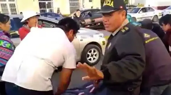 عوامل اورژانس مادر 16 ساله باردار را دوبار به زمین انداختند +فیلم