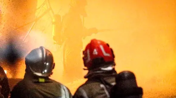 فاجعه آتش‌سوزی در شهرک صنعتی رشت/ انبار قطعات خودرو در آتش سوخت