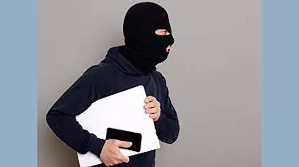 فیلم سرقت حرفه ای در پوشش کارتن خواب خیابانی ! / مغازه دار شوکه شد !