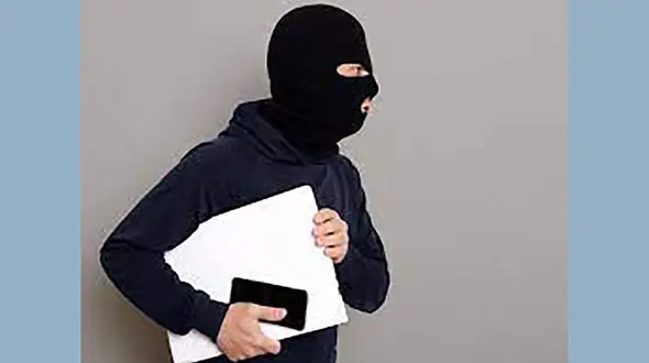 فیلم سرقت حرفه ای در پوشش کارتن خواب خیابانی ! / مغازه دار شوکه شد !