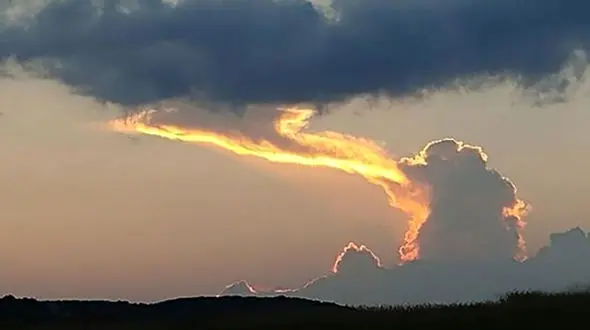 عکس / اژدهای خفته در آسمان ابری نفس کشید! 