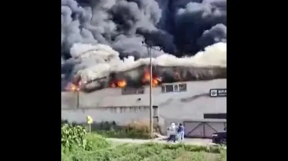 اولین تصاویر از آتش‌سوزی مهیب ۱۰ کارخانه در بورسای ترکیه