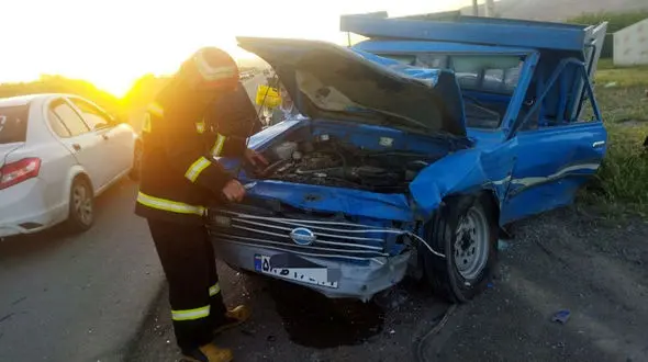 2 نیسان آبی شاخ به شاخ شدند / 6 تن راهی بیمارستان شدند