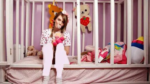 عشق دختر نوجوان به خوردن پستانک کودکی+عکس