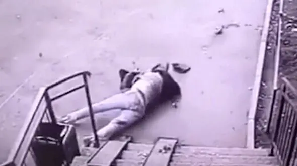 فیلم لحظه خودکشی جوان ۲۱ ساله از طبقه هفدهم یک ساختمان