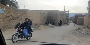 فیلم / زنان منطقه سوری زهی در سیستان و بلوچستان علنی مواد مخدر می فروشند / کودکان در میان پاتوق‌های مواد مخدر
