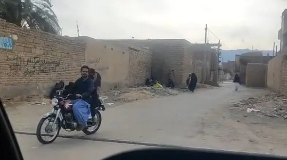 فیلم / زنان منطقه سوری زهی در سیستان و بلوچستان علنی مواد مخدر می فروشند / کودکان در میان پاتوق‌های مواد مخدر