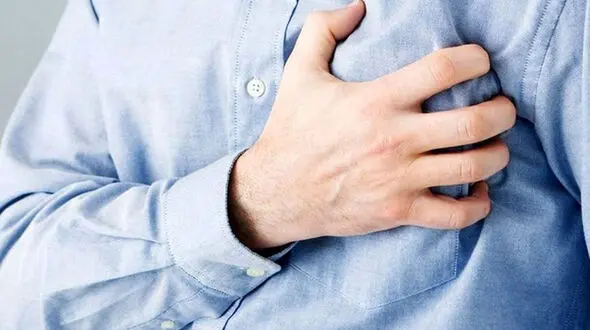 12 نشانه مهم  سکته قلبی
