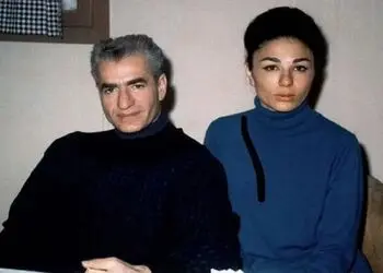 عکس سفر در زمان / کیک  3 طبقه بزرگ شاه پهلوی درجشن تولد 48 سالگی درهتل هیلتون/ خنده های فرح دیبا همزمان با فوت کردن شمع ها