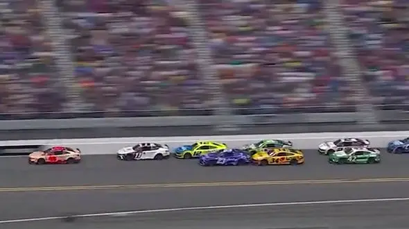 فیلم تصادف زنجیره‌ای در مسابقه دیتونا