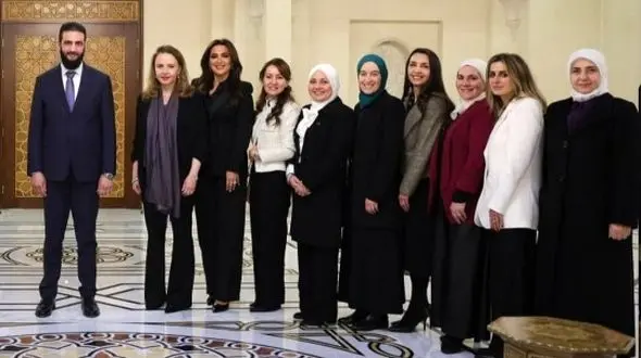 اولین عکس از همسر جولانی در میان زنان بی حجاب سوریه / تصویری که رسانه‌ها را شوکه کرد!