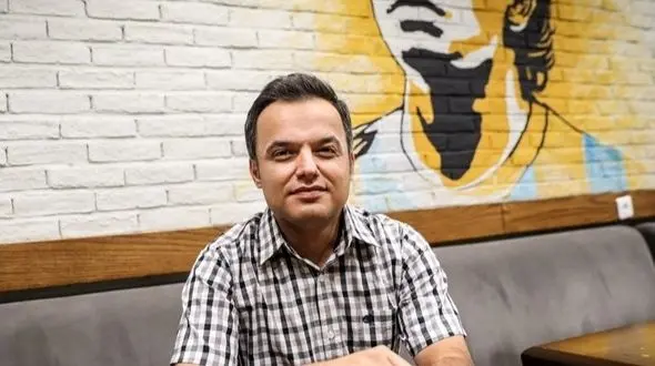 فیلم آوازخوانی باشکوه حمید محمدی مجری ورزشی محبوب تلویزیونی / با صداش غوغا کرد!