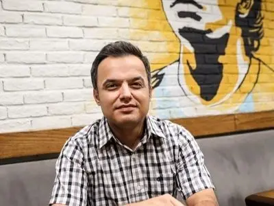 فیلم آوازخوانی باشکوه حمید محمدی مجری ورزشی محبوب تلویزیونی / با صداش غوغا کرد!