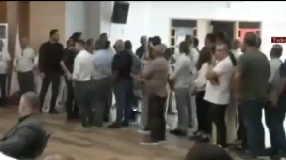 حمله به جلسه شورای شهر شیله ترکیه با لنگه‌کفش