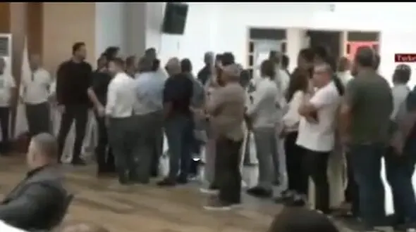 حمله به جلسه شورای شهر شیله ترکیه با لنگه‌کفش