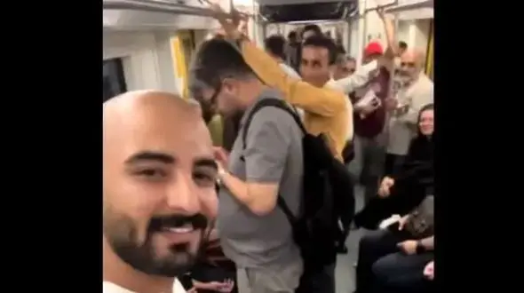 فیلم آواز باشگوه این پسر باحال صبح تو مترو آهنگ قرارمون یادت نره رو خوند و روح همه شاد شد