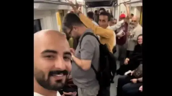 فیلم آواز باشگوه این پسر باحال صبح تو مترو آهنگ قرارمون یادت نره رو خوند و روح همه شاد شد