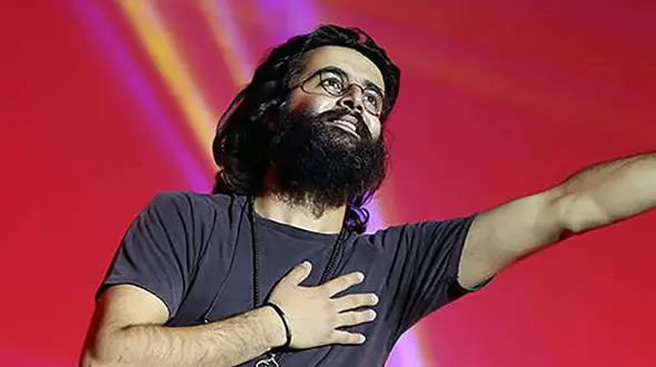 فیلم آواز باشکوه  مهدی دارابی در شرایط سخت پرواز ! / استرس مسافران را از بین برد !