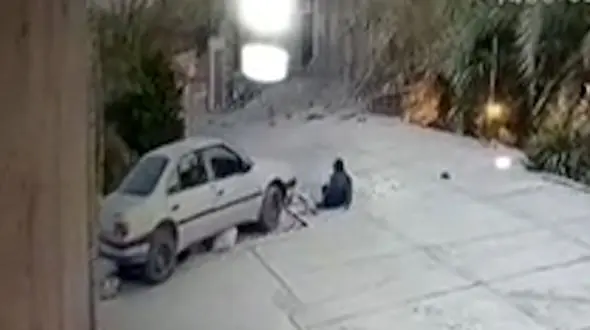 فیلم دردناک / کودک ماشین پدرش را استارت زد و مادر و مادر بزرگش را زیر گرفت