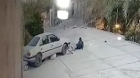 فیلم دردناک / کودک ماشین پدرش را استارت زد و مادر و مادر بزرگش را زیر گرفت